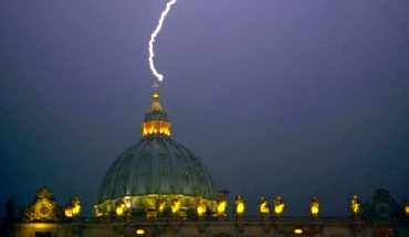 A lightning strikes St Peter's dome at the Vatican on February 11, 2013. Pope Benedict XVI announced today he will resign as leader of the world's 1.1 billion Catholics on February 28 because his age prevented him from carrying out his duties -- an unprecedented move in the modern history of the Catholic Church.      AFP PHOTO / FILIPPO MONTEFORTE
