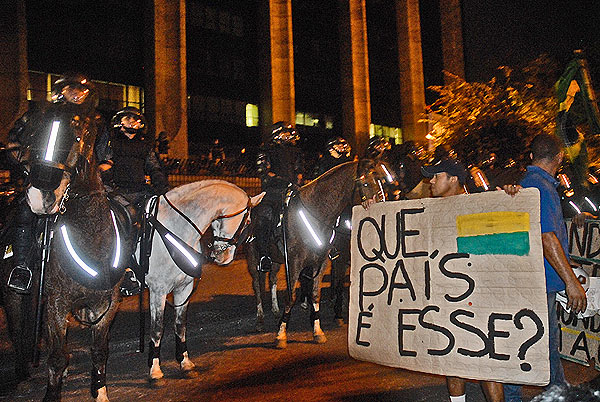 Protesto contra a PEC 37 em são Paulo reuniu 30 mil pessoas