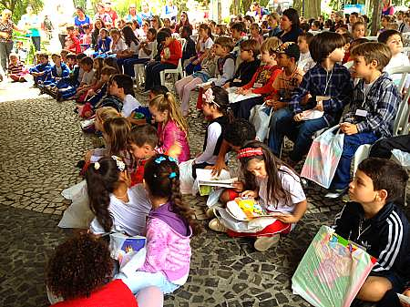 Crianças da AFASC ganham vale para Feira do Livro em Criciúma