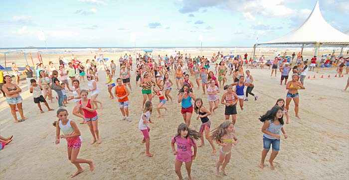 Projeto Esporte & Verão agita praia do mar grosso em Laguna.