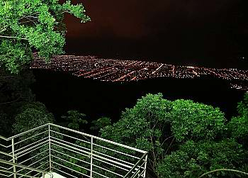 Visita noturna ao Mirante de Joinville levou muitas pessoas para o alto do Morro da Boa Vista visualizar a imagem da mais populosa cidade do Estado de uma forma diferenciada.
